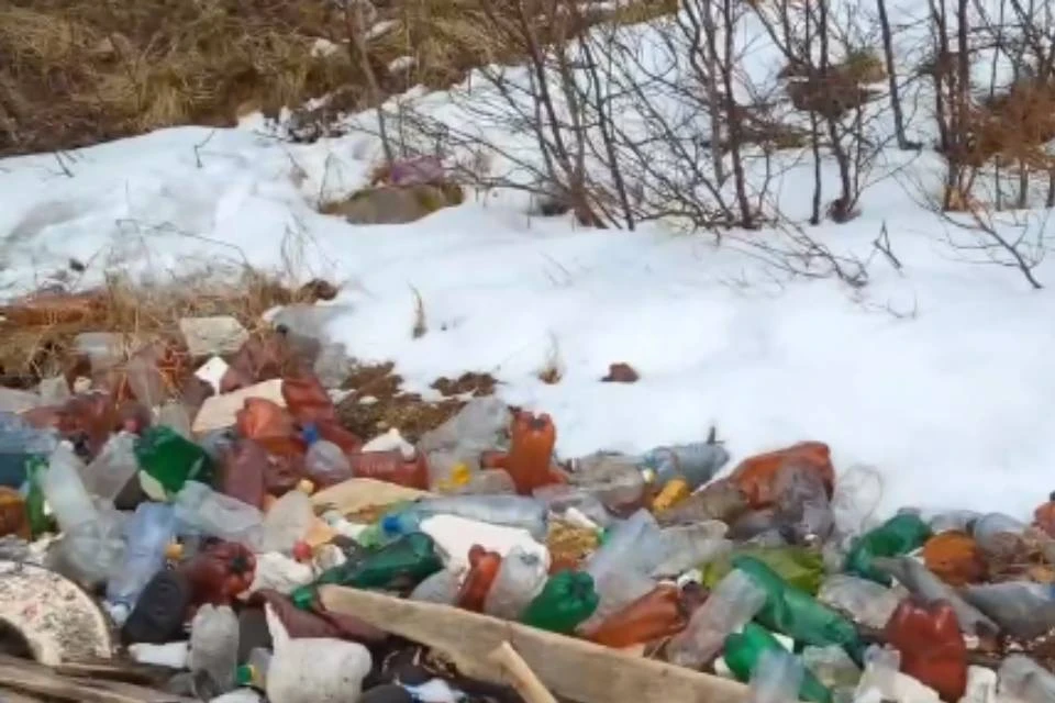 Прибой выкинул на берег немало мусора. Фото: скриншот видео / vk.com/anton51ru