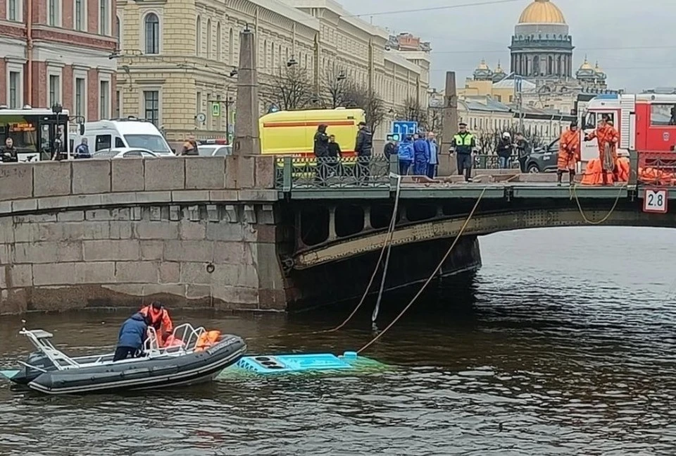 В Петербурге прошли обыски компании, к которой относился упавший в реку автобус. Фото: Megapolisonline