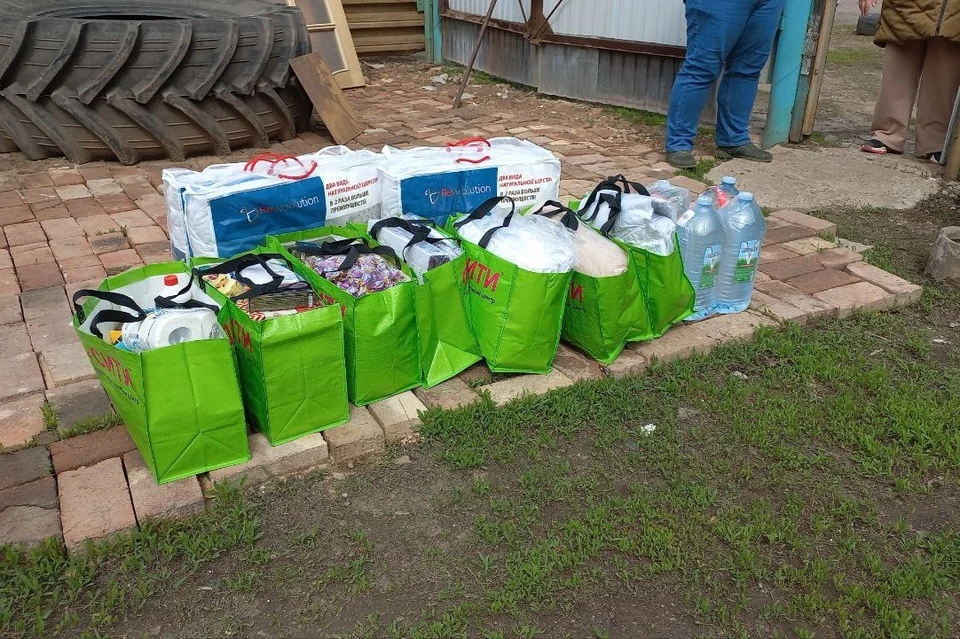 Оренбуржцам привезли все самое необходимое: воду, продуктовые наборы, бытовую химию, постельные принадлежности