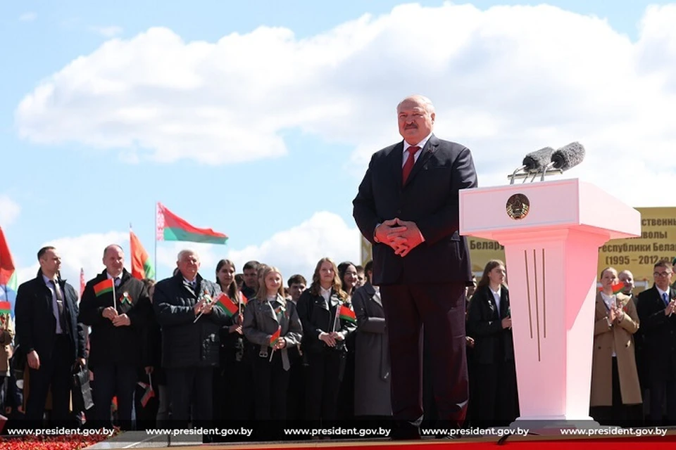 Лукашенко сказал, что флаг, герб и гимн символизируют победы белорусского народа. Фото: president.gov.by.