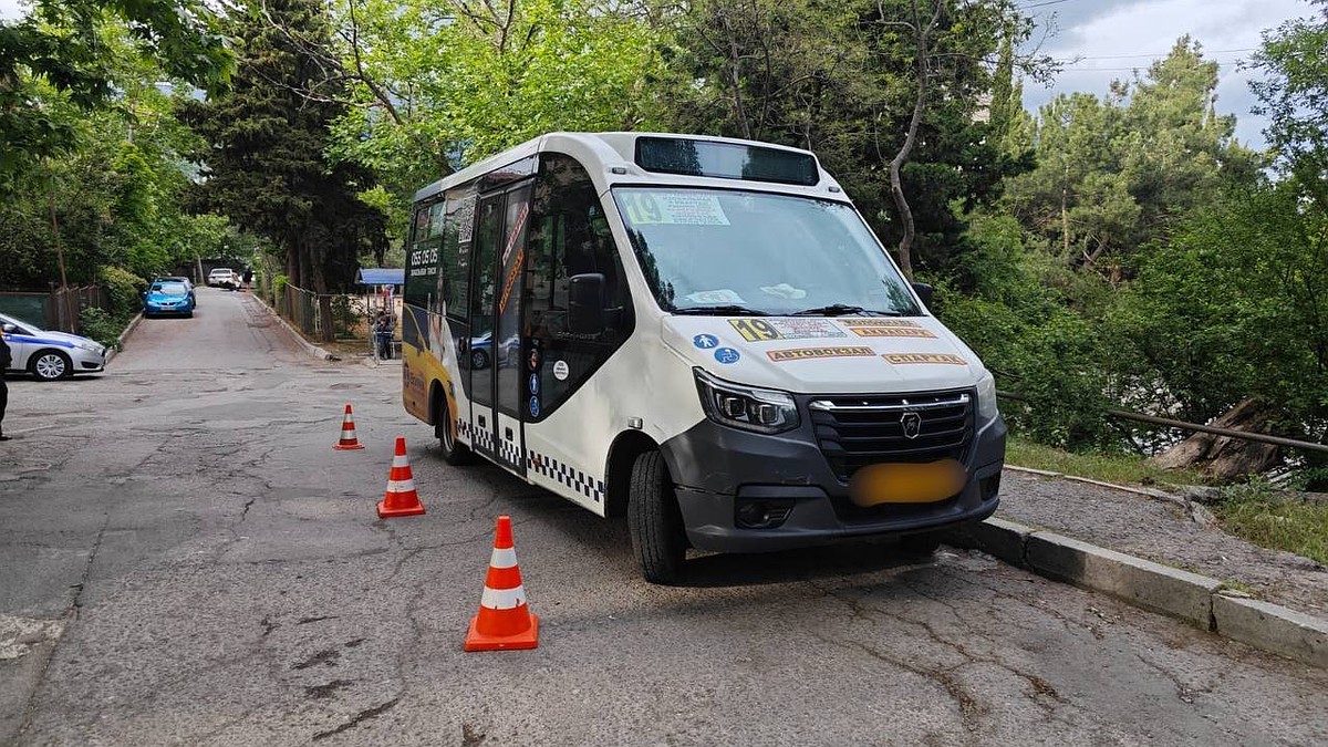 В Крыму водитель маршрутки протаранил остановку общественного транспорта:  прокуратура начала проверку - KP.RU