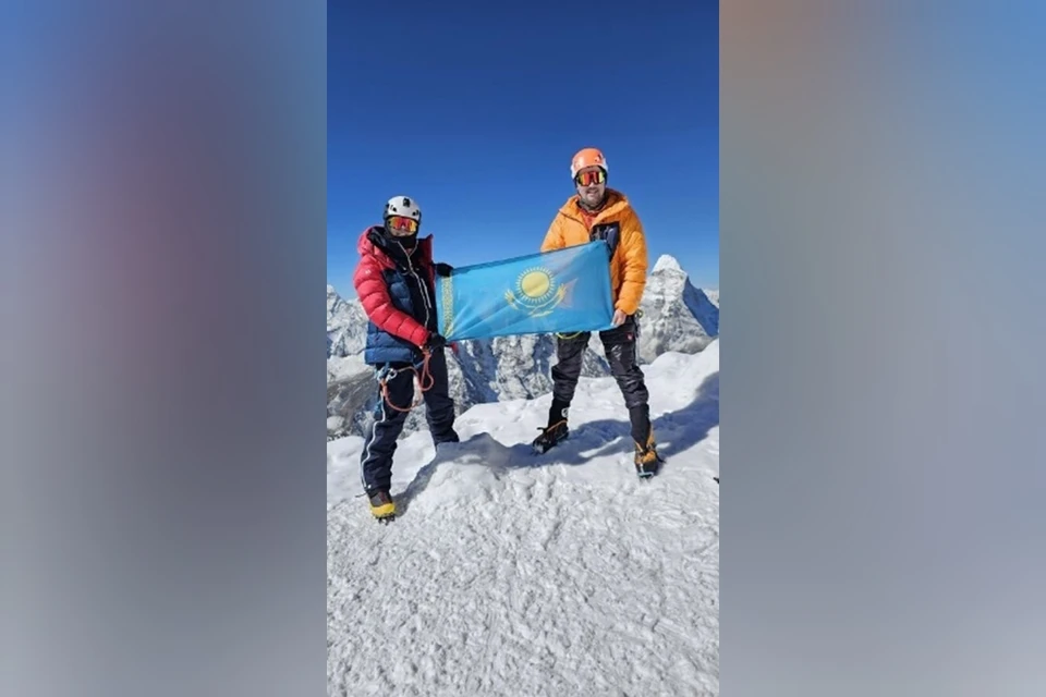 Команда с казахстанскими альпинистами взошла на пик 12 мая в 07:25 по времени Непала.
