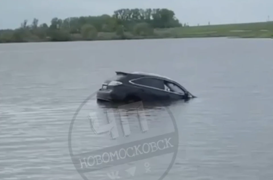 Автомобиль Lexus утонул в реке в Узловском районе Тульской области. Фото: «ЧП Новомосковск».