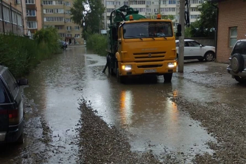 Водооткачивающая техника работает на подтопленных улицах Краснодара Фото: t.me/emnaumov