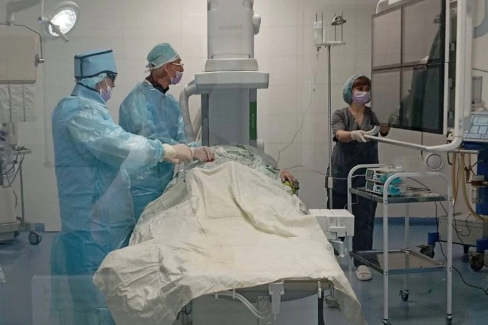 Одновременно за жизнь пациентки боролись рентгенхирурги и реаниматологи. ФОТО: Минздрав Запорожской области