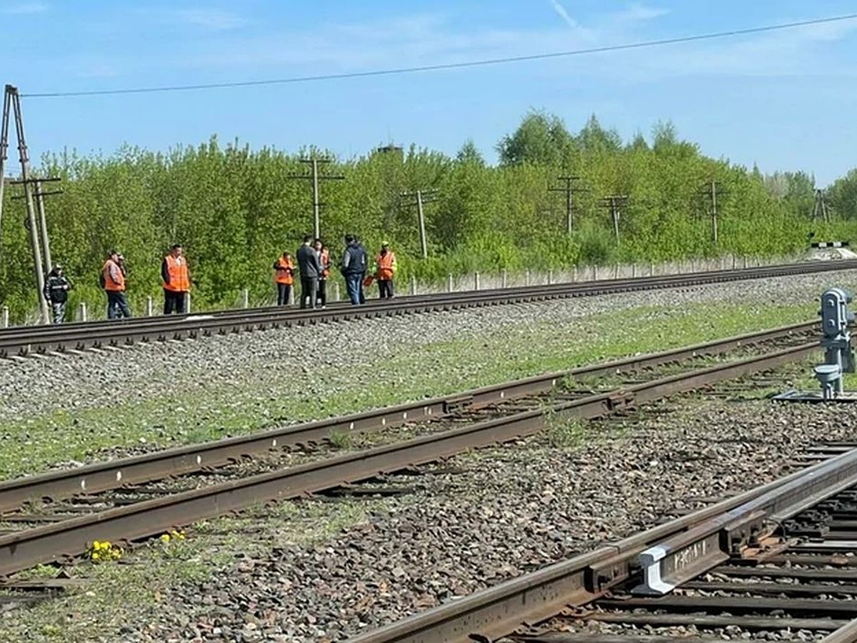 Поезд насмерть сбил подростка в наушниках в Алтайском крае - KP.RU