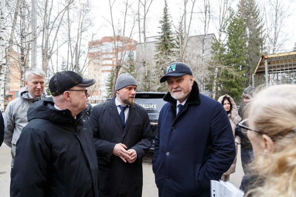 Владимир Уйба встретился с жильцами дома в Сыктывкаре по вопросам капремонта. Фото: пресс-служба главы Коми.