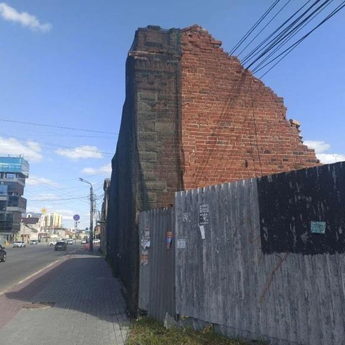 В центре Челябинска обещают сохранить наполовину разрушенный старинный дом  - KP.RU