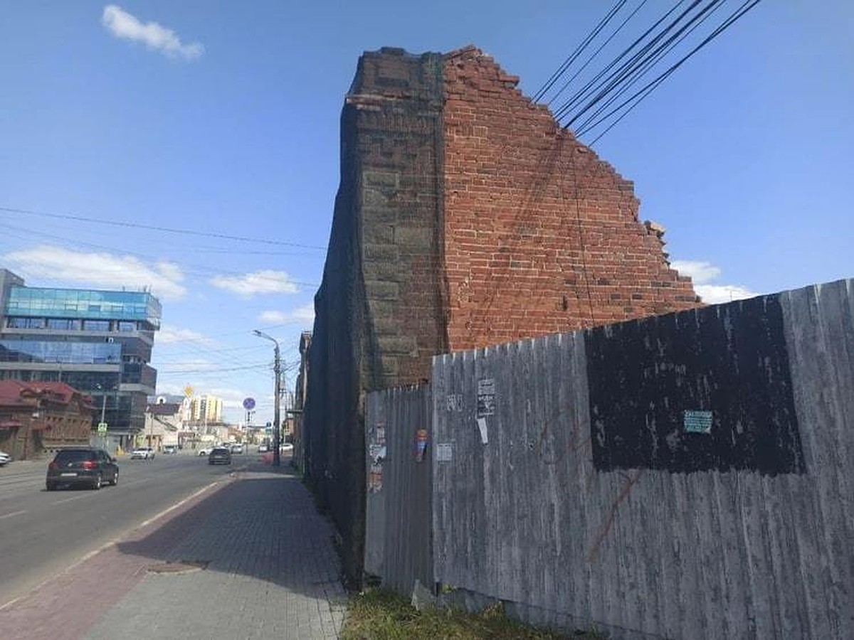 В центре Челябинска обещают сохранить наполовину разрушенный старинный дом  - KP.RU