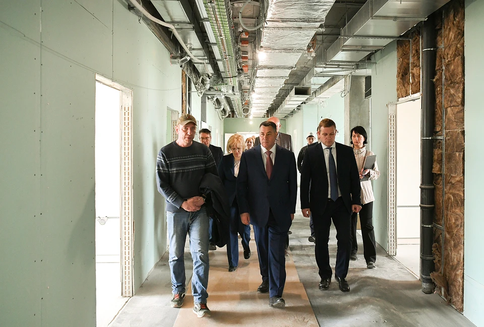 Губернатор осмотрел строящуюся поликлинику и изнутри.