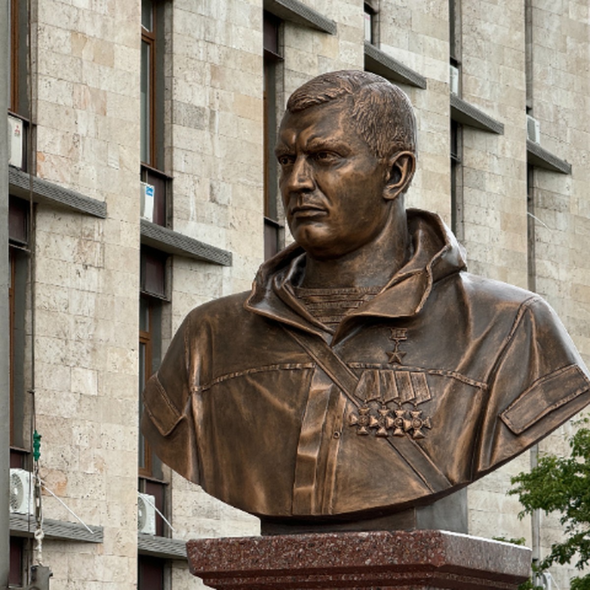 В ДНР возле Дома Правительства установили бюст Александру Захарченко - KP.RU