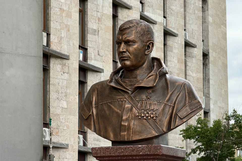 Бюст первому Главе ДНР Александру Захарченко на площади, названной в его честь, в Донецке