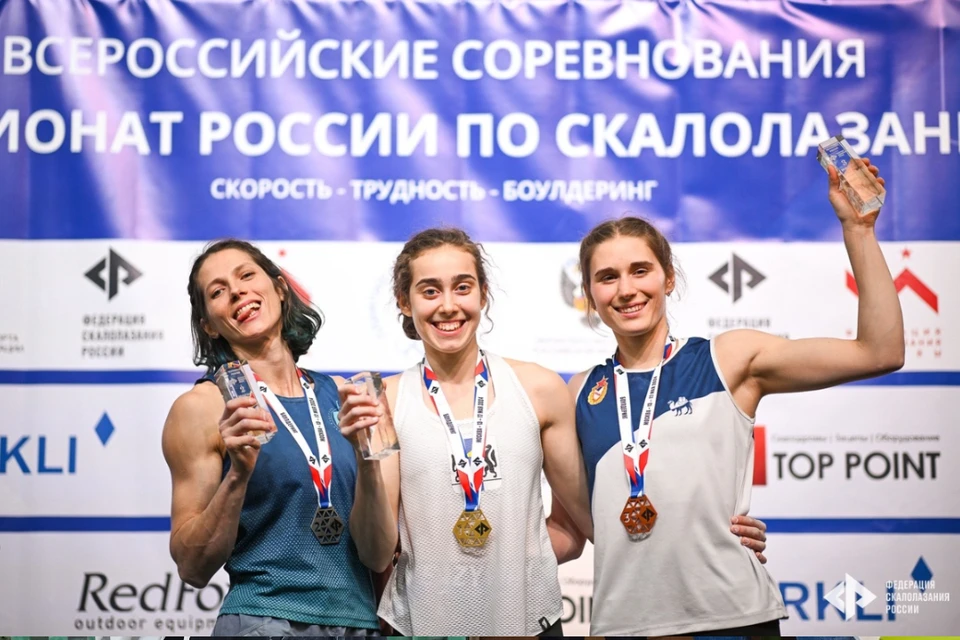 Анастасия Зайкова (в центре) обошла трехкратных чемпионок. Фото: Федерация скалолазания России