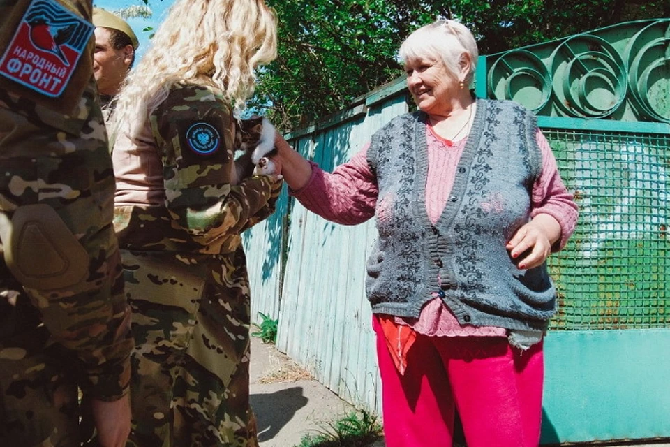 Волонтеры не только помогали пожилым людям, но и просто с ними общались, расспрашивали о жизни. Фото: Народный фронт