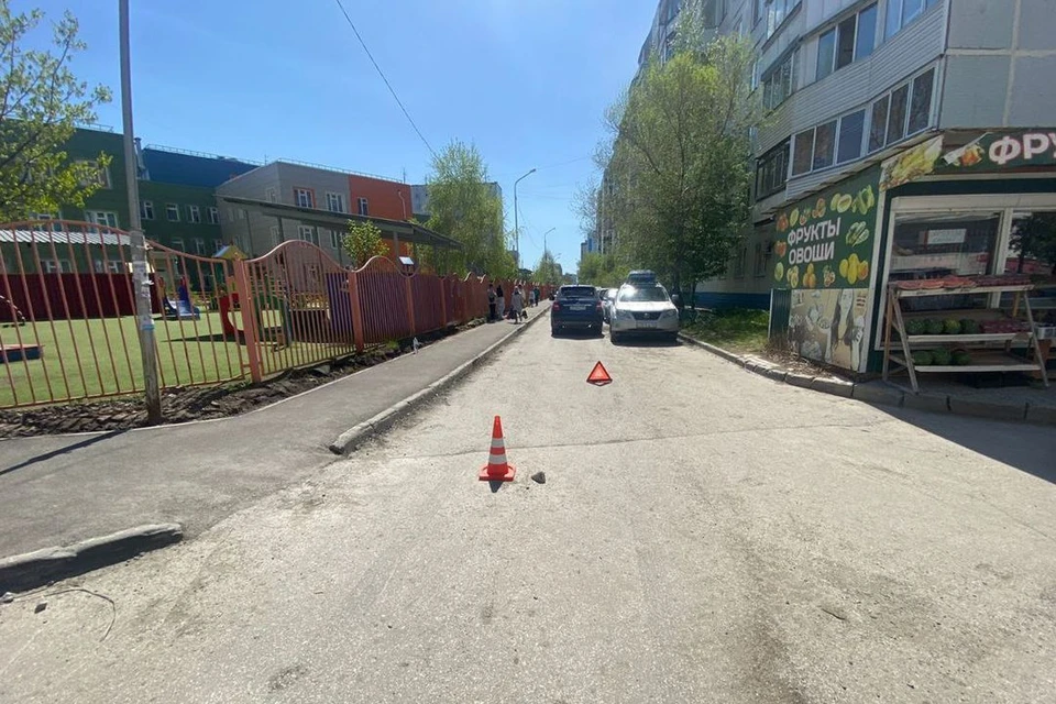 В центре Новосибирска водитель иномарки сбил школьника во дворе дома. Фото: Госавтоинспекция Новосибирска