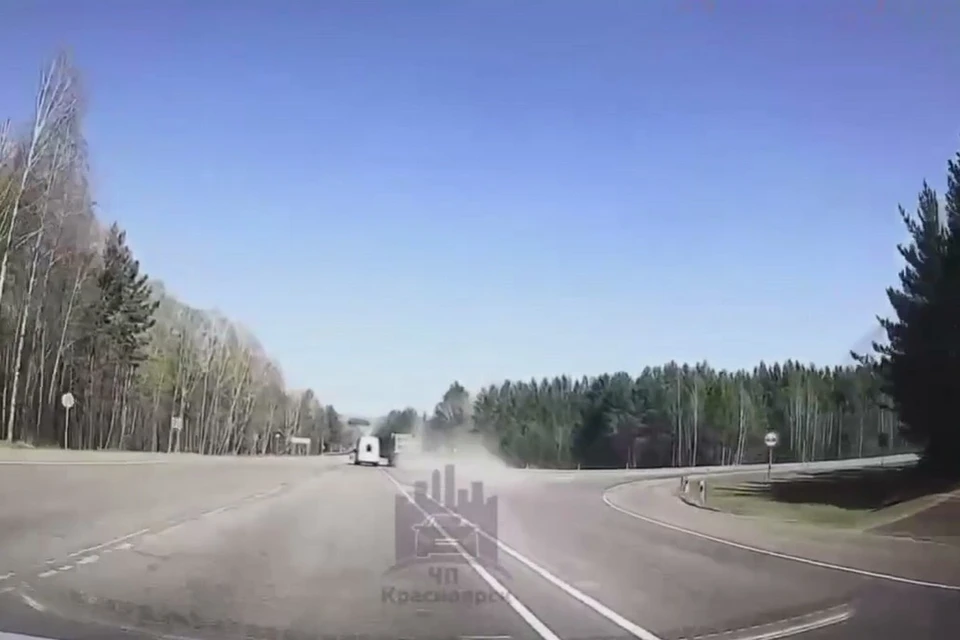 В Красноярском крае камазист не пропустил скорую помощь. Стоп-кадр видео