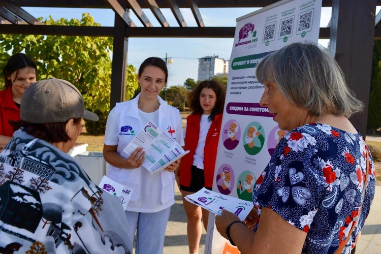 Как в Севастополе волонтеры-медики помогают бороться с деменцией
