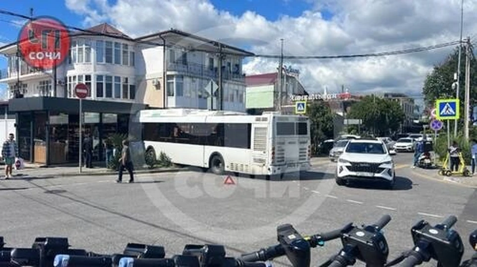 Автобус врезался в магазин сувениров. Фото: ЧП Сочи