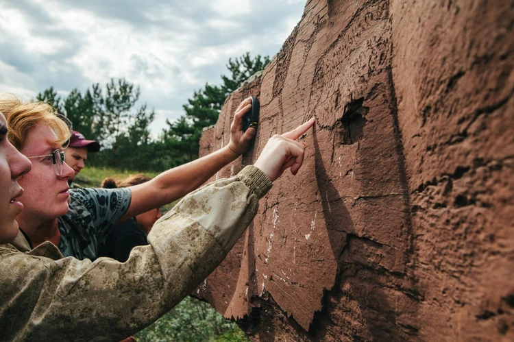 Красноярские ученые разгадывают тайны наскальных рисунков Сибири и возрождают тренд на археологические лагеря для детей