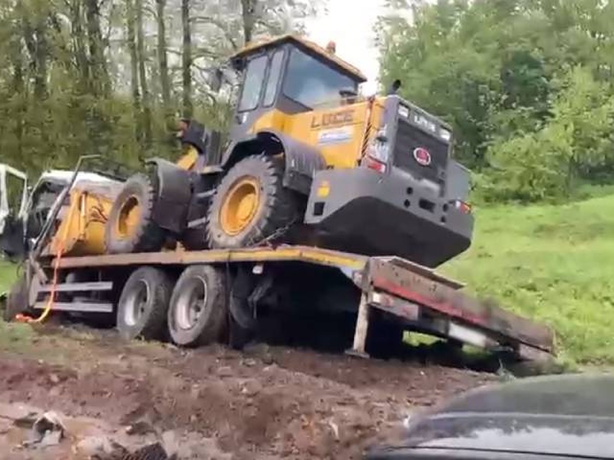 Перевозивший трактор эвакуатор врезался в фуру под Богородском - KP.RU