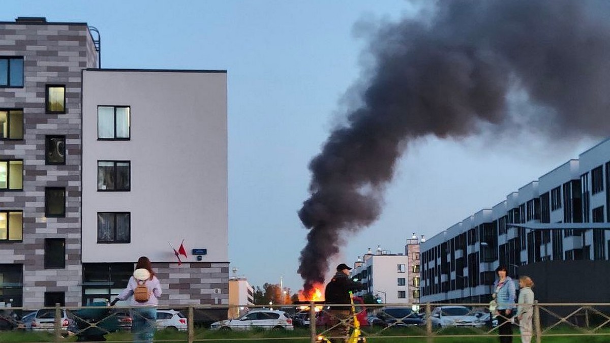 Крупный пожар произошел в частном двухэтажном доме в Петербурге - KP.RU