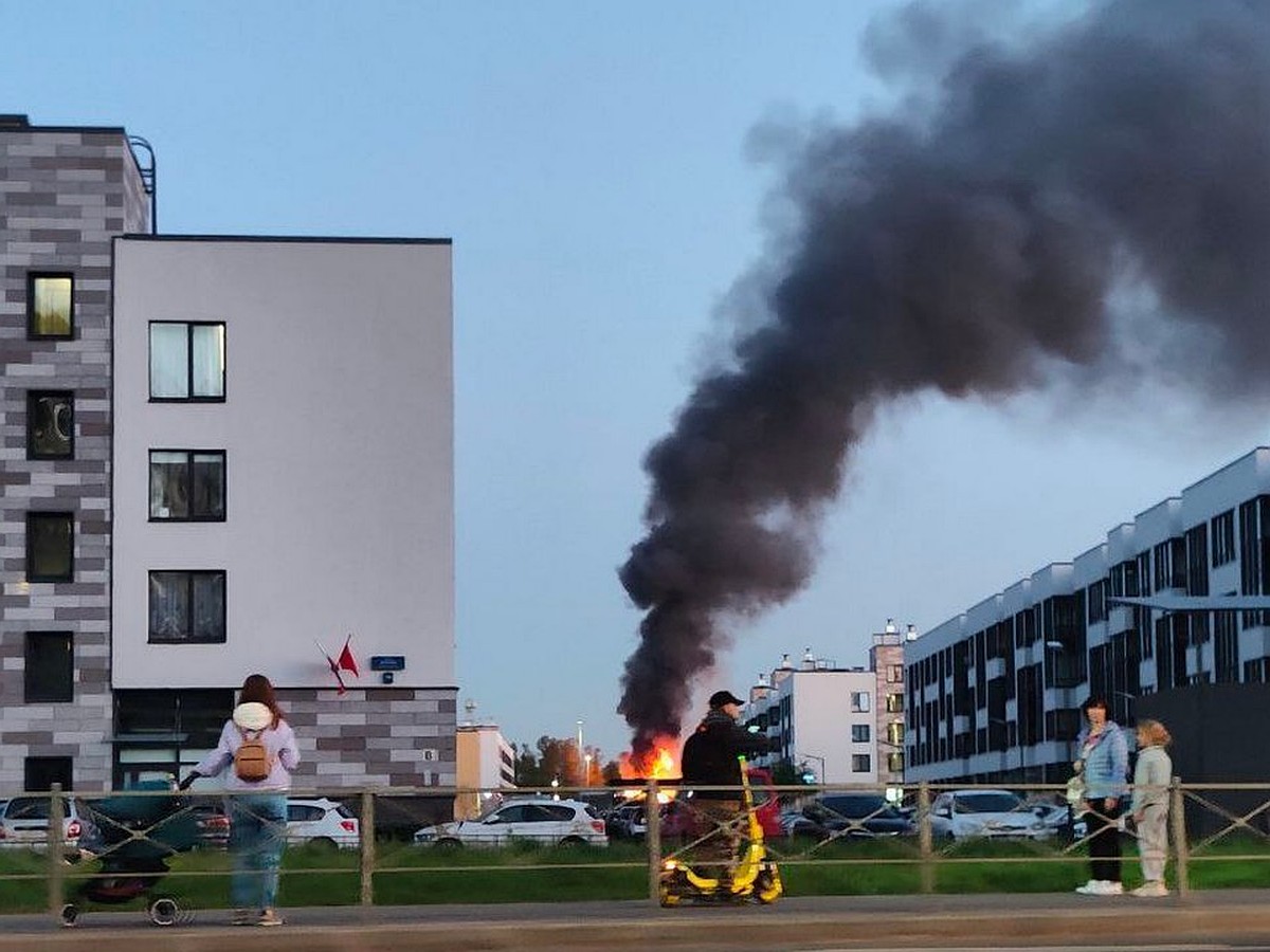 Крупный пожар произошел в частном двухэтажном доме в Петербурге - KP.RU