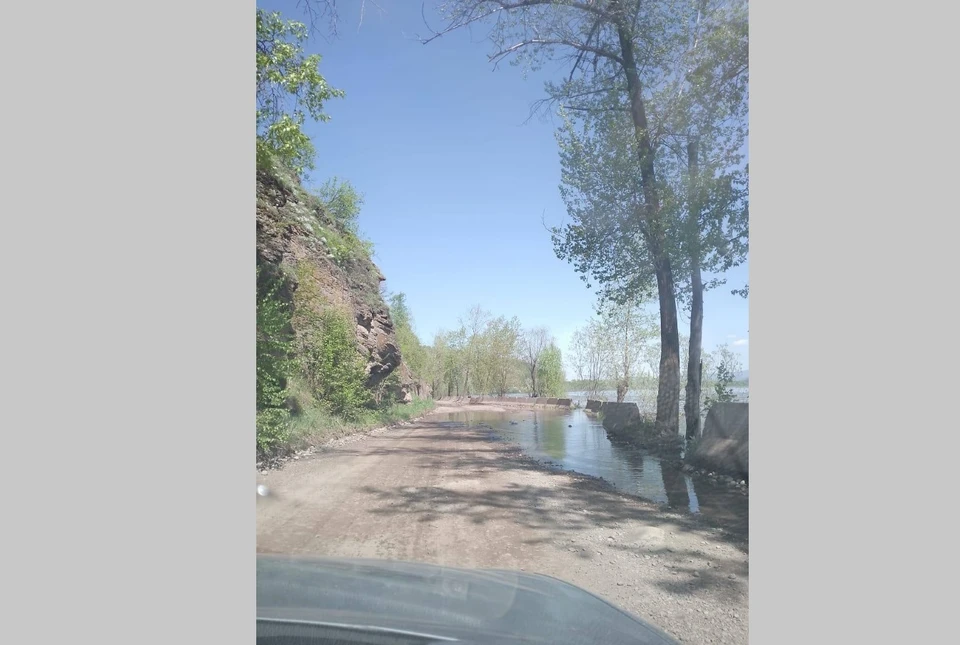 В Красноярском крае из-за подтопление перекрыли автодорогу. Фото: ГИБДД
