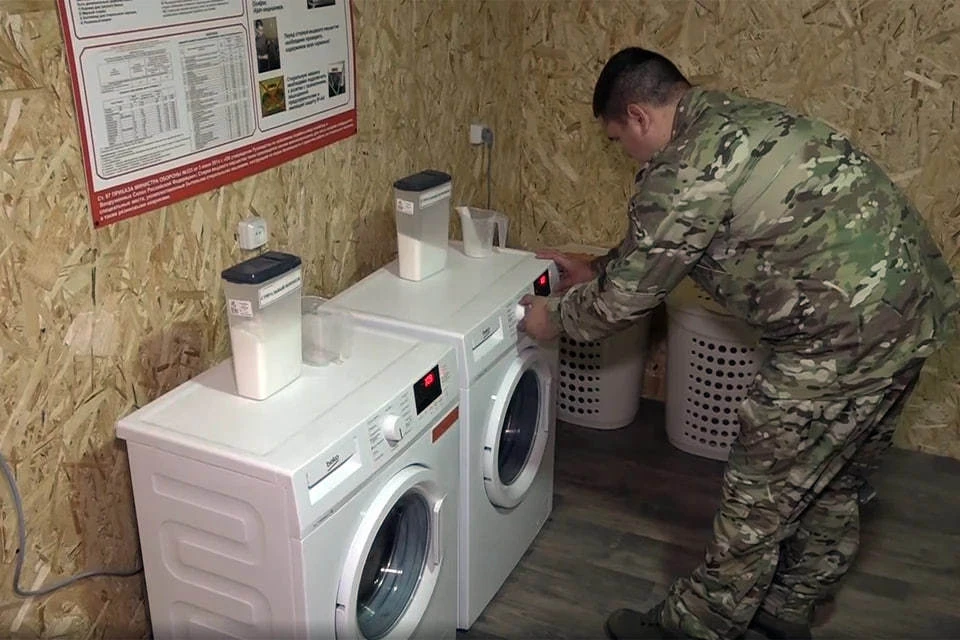 В каждом комплексе есть баня, душевая, столовая, комната бытового обслуживания, прачечная и сушильное помещение.
