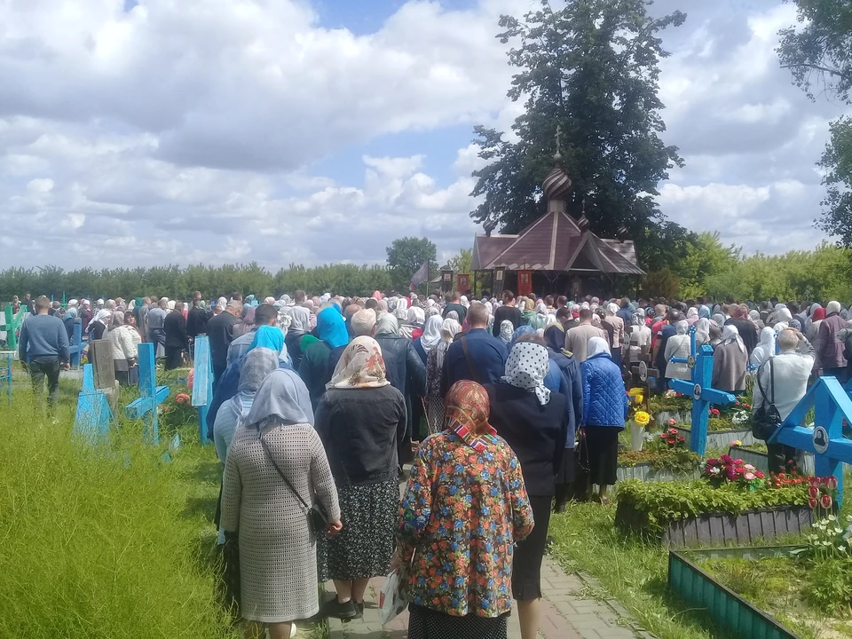 На могилу к старцу Спиридону едут со всех уголков страны.