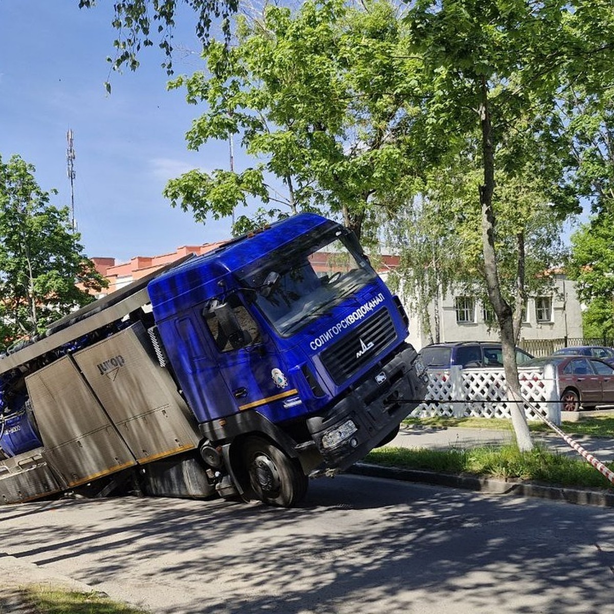 В Солигорске служебная машина водоканала провалилась под землю - KP.RU