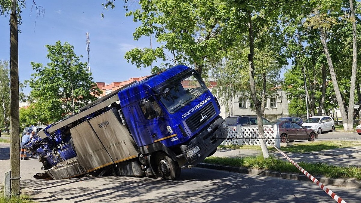 В Солигорске служебная машина водоканала провалилась под землю - KP.RU