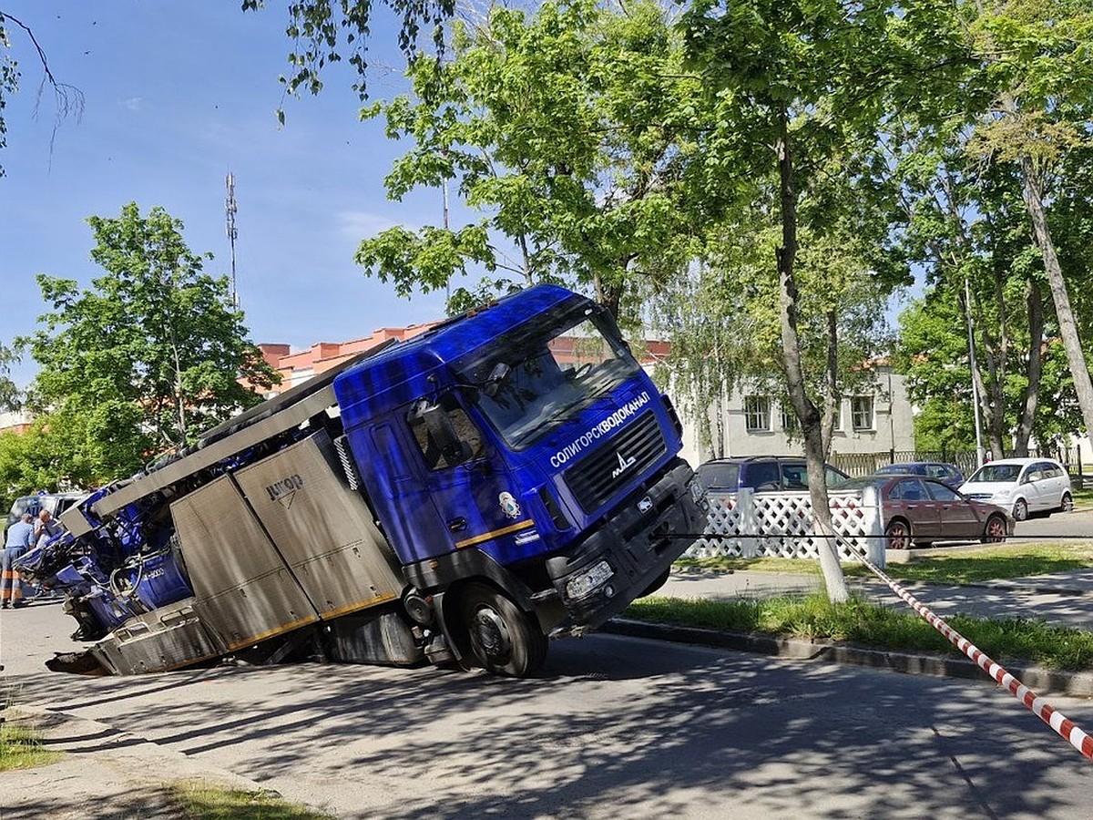 В Солигорске служебная машина водоканала провалилась под землю - KP.RU