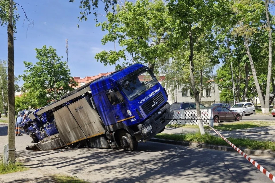 Служебный автомобиль водоканала провалился под землю в Солигорске. Фото: телеграм-канал «Солигорск, Слуцк. Новости»