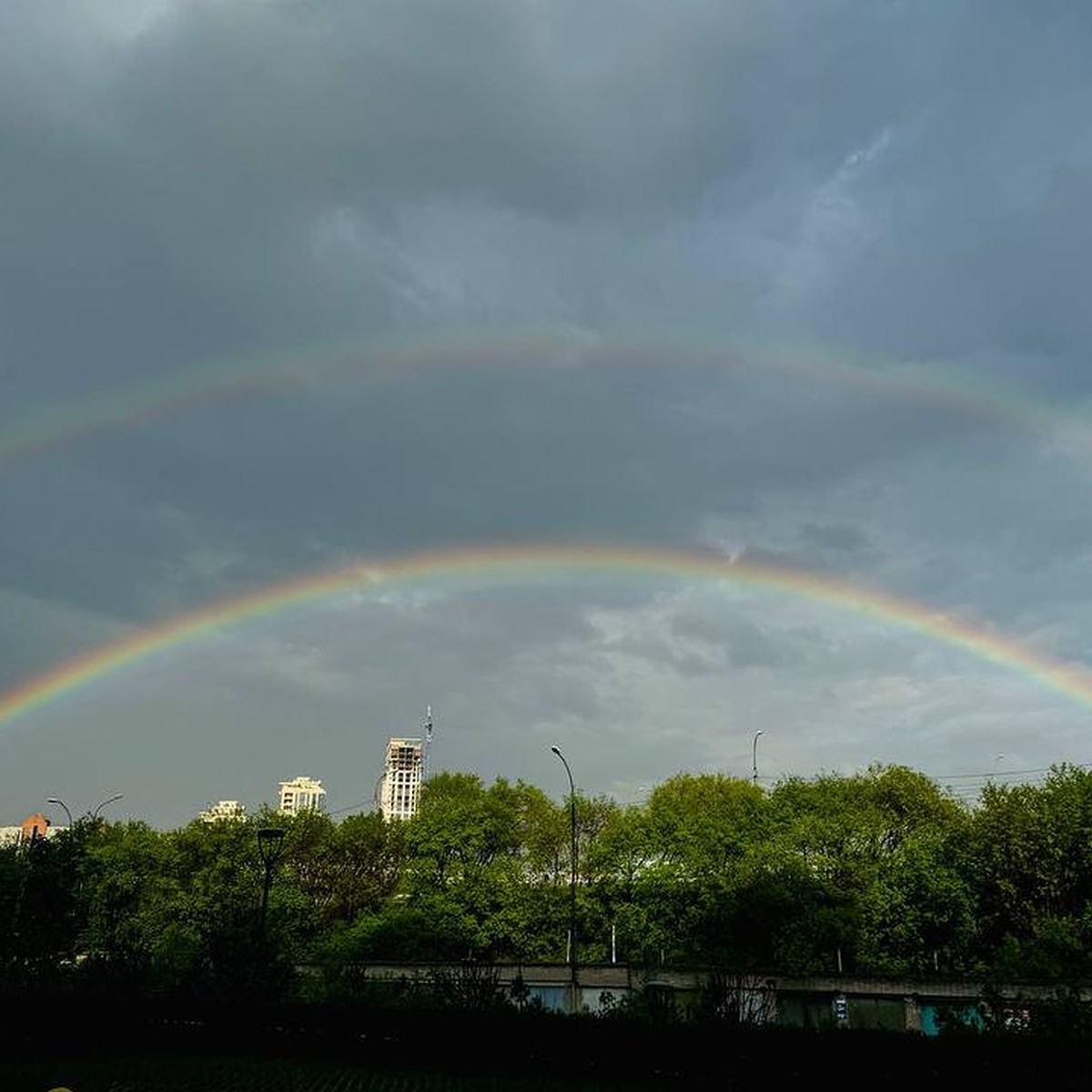 Новосибирцы сфотографировали двойню радугу над городом - KP.RU