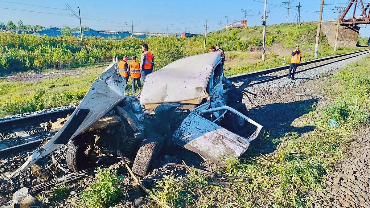 Свидание-катастрофа: в Челябинской области курортный поезд расплющил машину  влюбленной пары - KP.RU