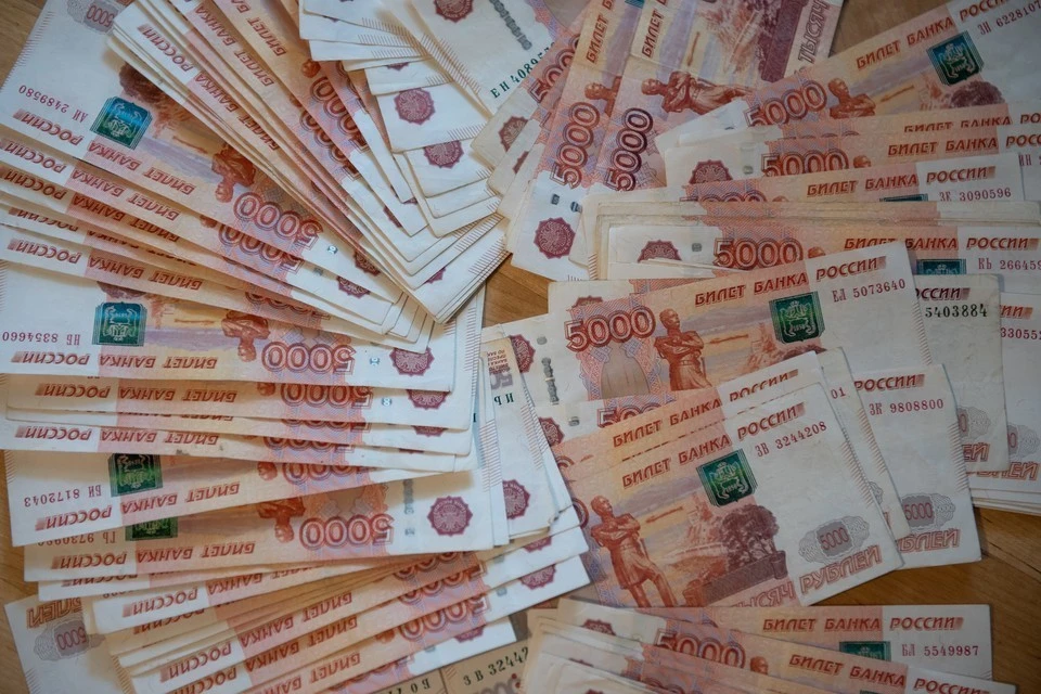 По словам потерпевшей, мужчина выглядел солидно и говорил так убедительно, что она последовала его рекомендациям, перевела на указанный счет все свои сбережения – чуть больше миллиона рублей.