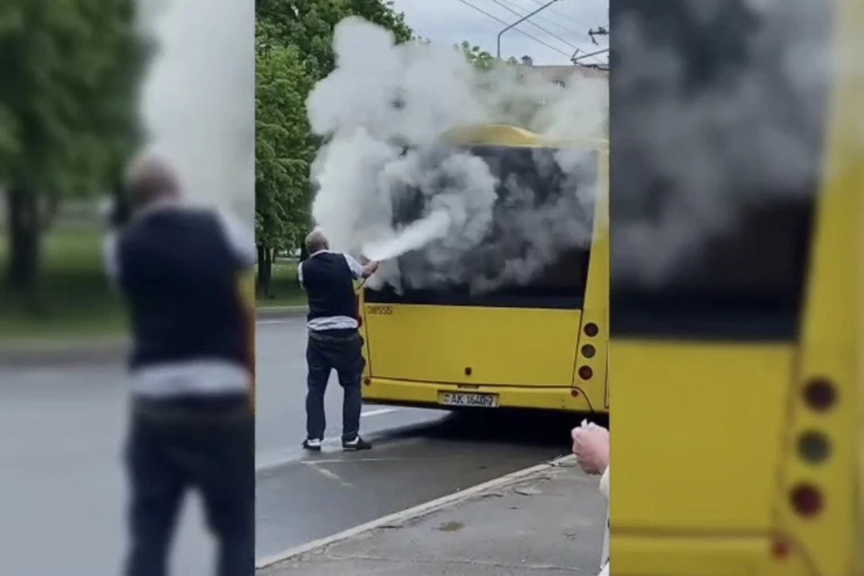 Два пассажирских автобуса задымились в Минске. Фото: скриншот с видео агентства «Минск-Новости».
