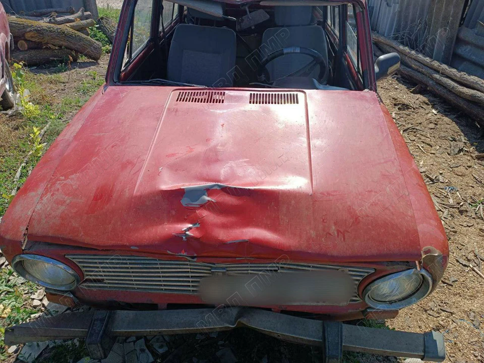 Вскоре ВАЗ-2102 с характерными повреждениями капота обнаружили в одном из сельских дворов (Фото: МВД Приднестровья).