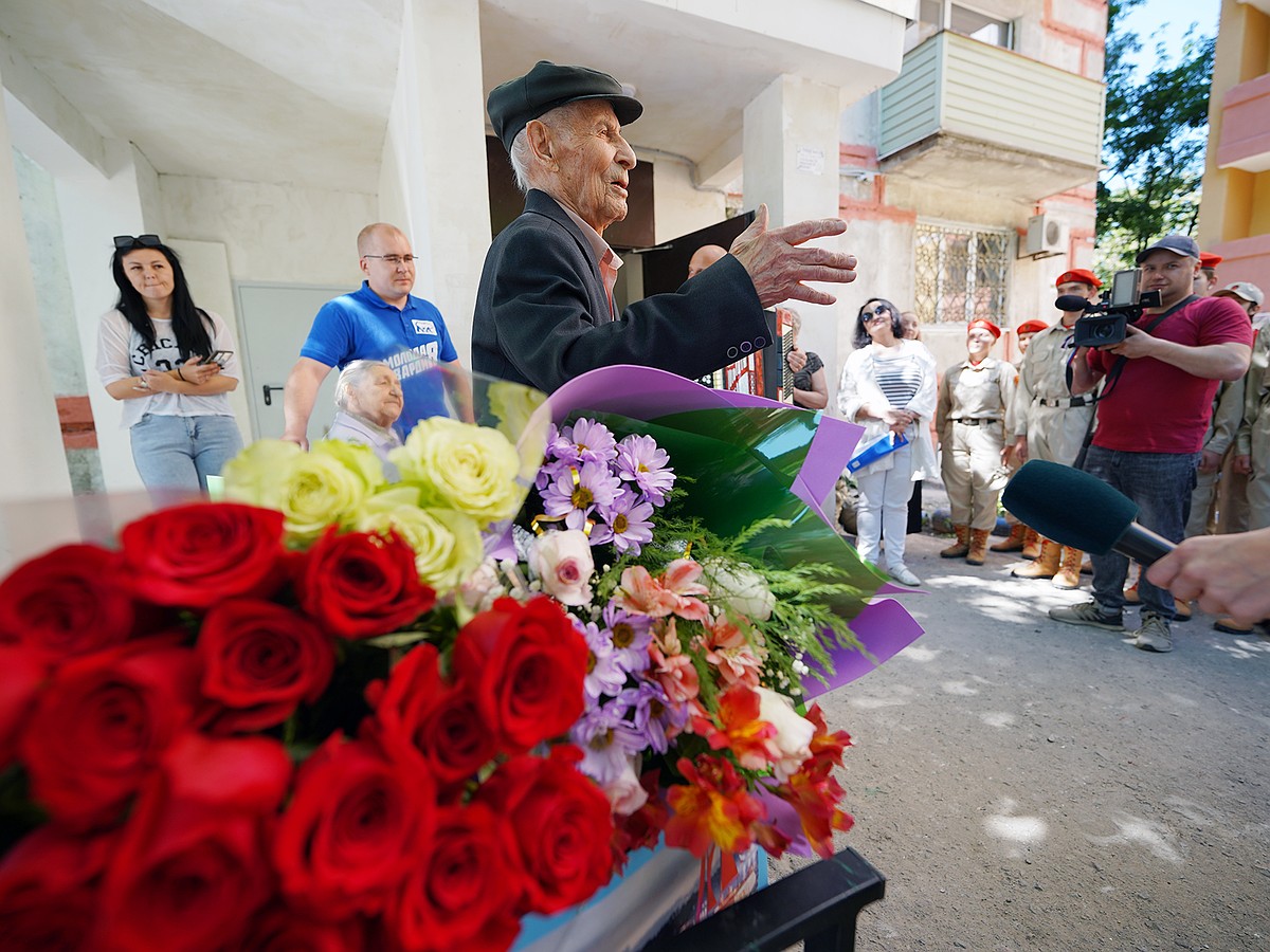 Герою исполнилось 105 лет!: В Мариуполе поздравили с юбилеем ветерана  Великой Отечественной войны Степана Волошина - KP.RU