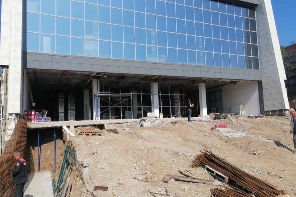 Петербургские строители продолжают восстанавливать кинотеатр в Мариуполе. Фото: ТГ/Побратимство Петербурга и Мариуполя
