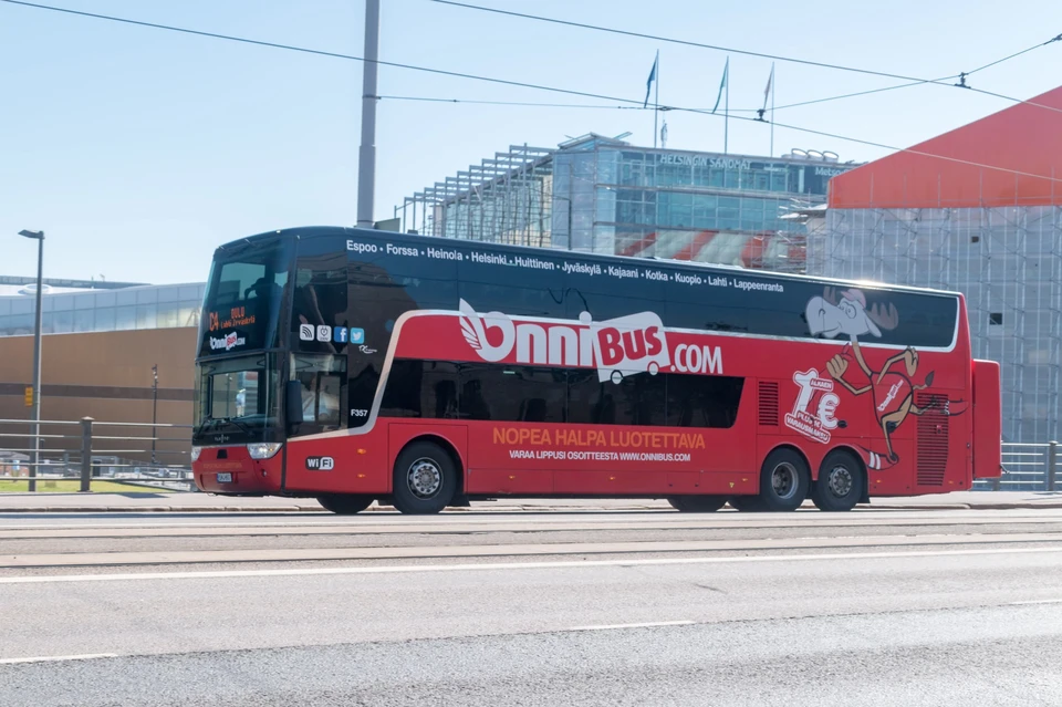 В Хельсинки автобус с пассажирами протаранил ограждения у вокзала и повис