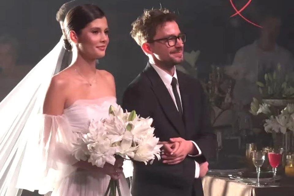 Актер Александр Петров и его жена Виктория Петрова свои фантазии изложили дизайнеру, который и сшил им на свадьбу платье и костюм.