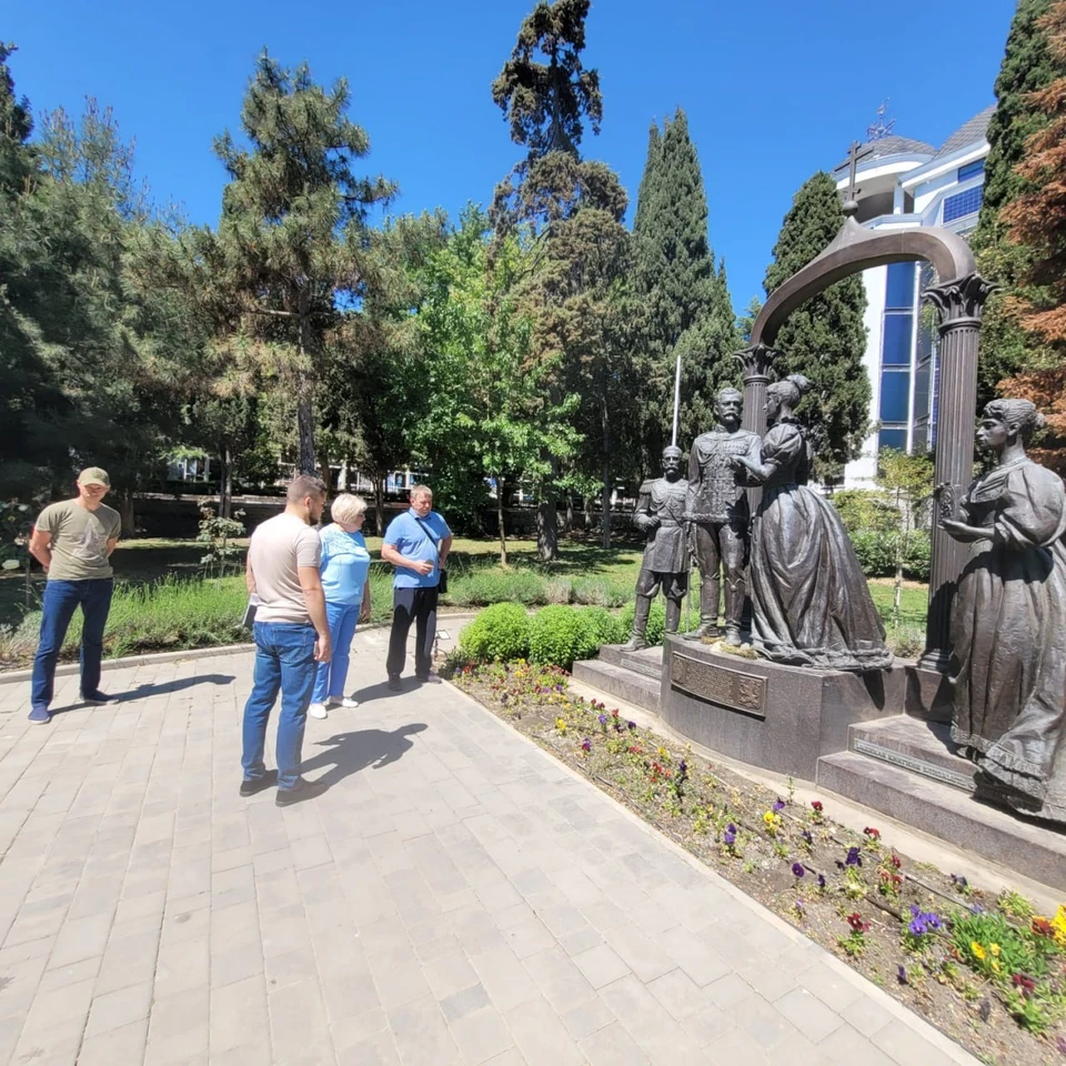 Галине Огневой не понравились «жиденькие» клумбы в центре Алушты. Фото: Галина Огнева/Тг
