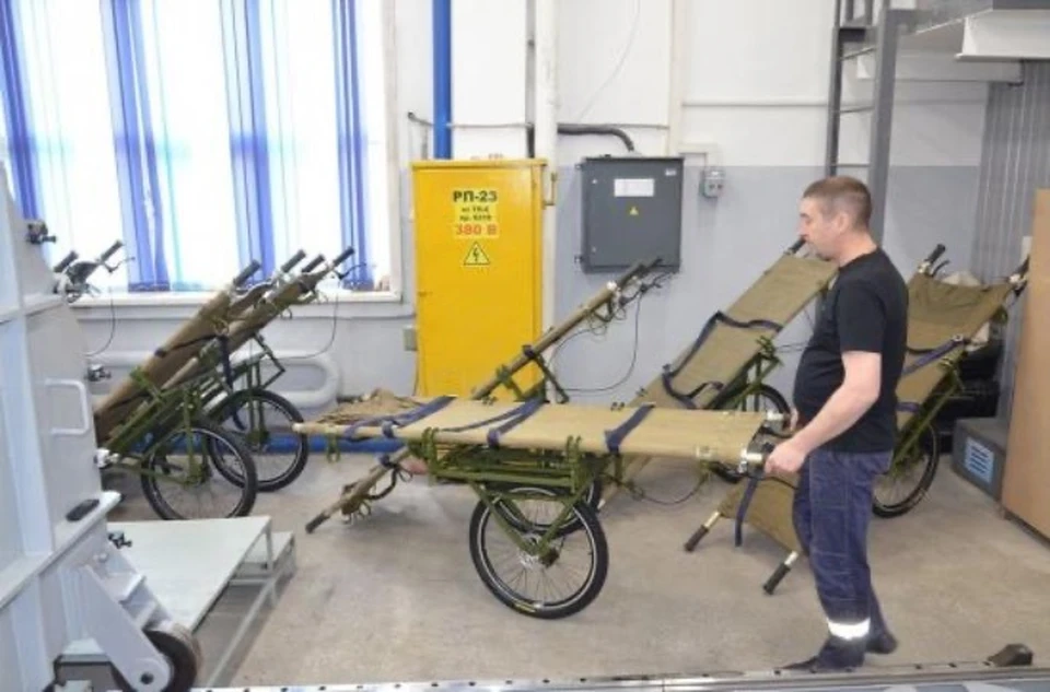 Эвакуационные носилки для нужд СВО изготовили на авиазаводе Иркутска