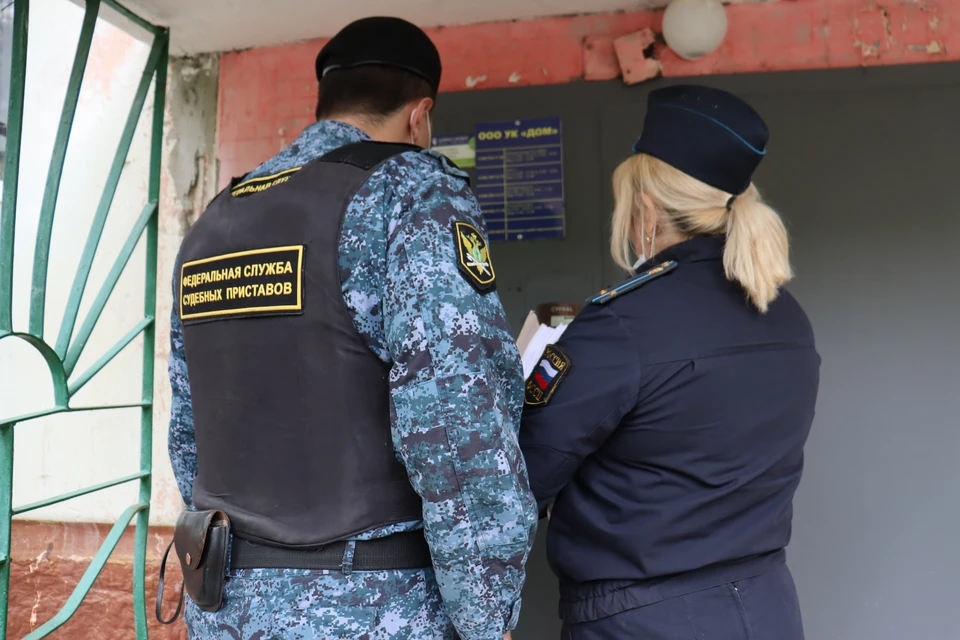 Сотрудник Службы и психолог объяснили девочки ее предстоящий переезд к маме.