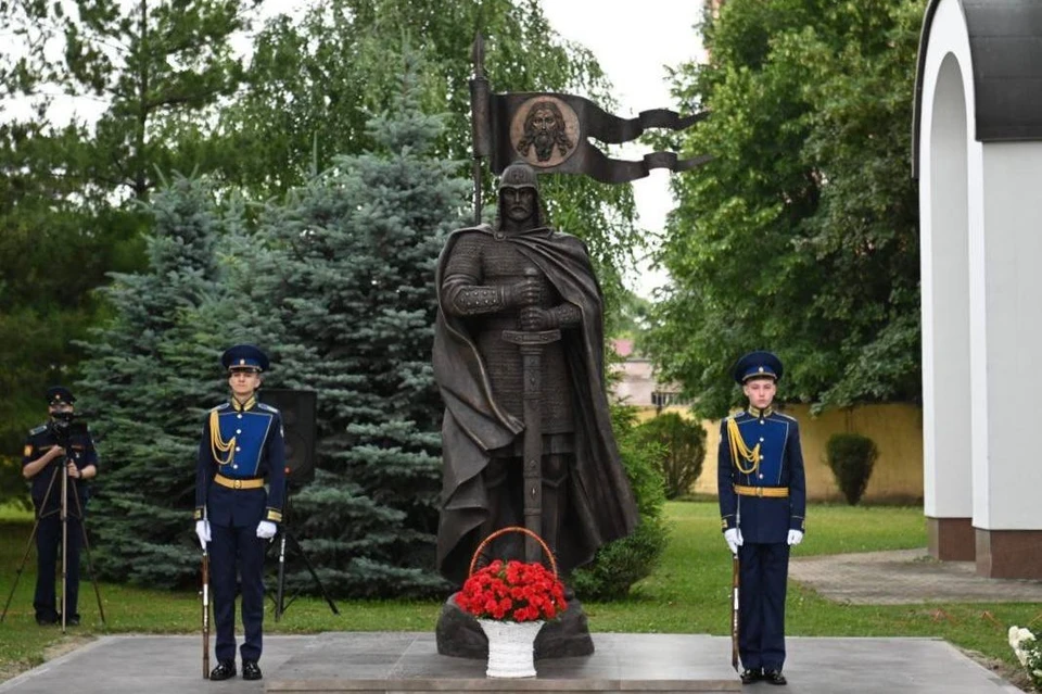 Трехметровый памятник выполнен в полный рост из бронзы Фото: пресс-служба администрации Краснодара