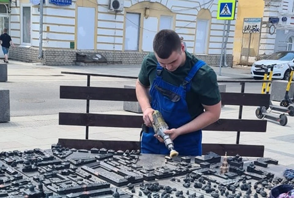 Идет работа по восстановлению поврежденных элементов барельефа с исторической объемной картой центра старинной Твери. Фото: VK/Центр развития экономики малых городов