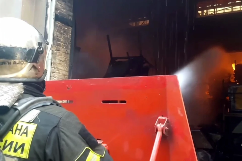 МЧС: площадь пожара на востоке Москвы увеличилась до 4 тысяч квадратных метров. Фото: кадр видео из Telegram-канал МЧС России