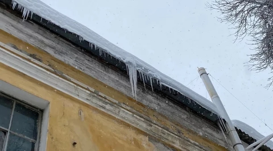 В Калуге выплатят 100 тысяч рублей женщине, на которую упал снег с крыши