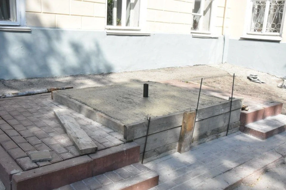К 6 июня в Ульяновске завершат ремонт постамента памятника Пушкину. ФОТО: администрация Ульяновска